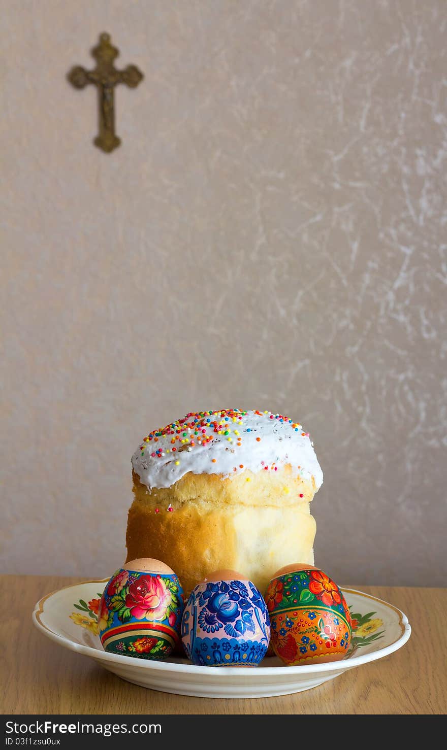 Easter cake and three eggs on the plate