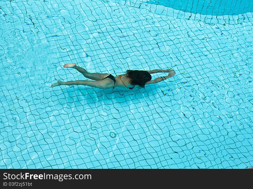 Whoman swimming in the pool