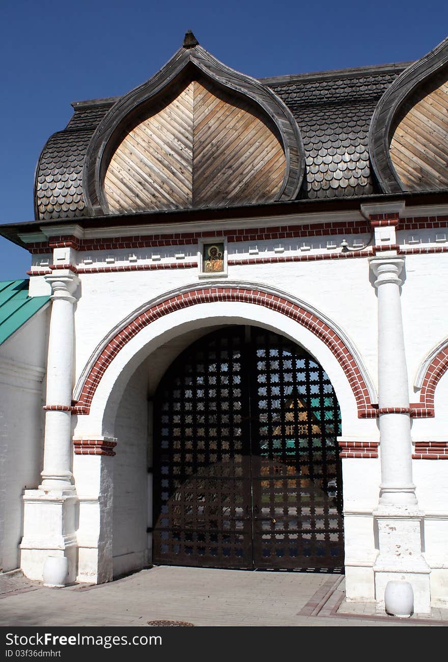 Spassky Gate were built in the seventeenth century and served as the entrance to the business of the palatial estate. Spassky Gate were built in the seventeenth century and served as the entrance to the business of the palatial estate.