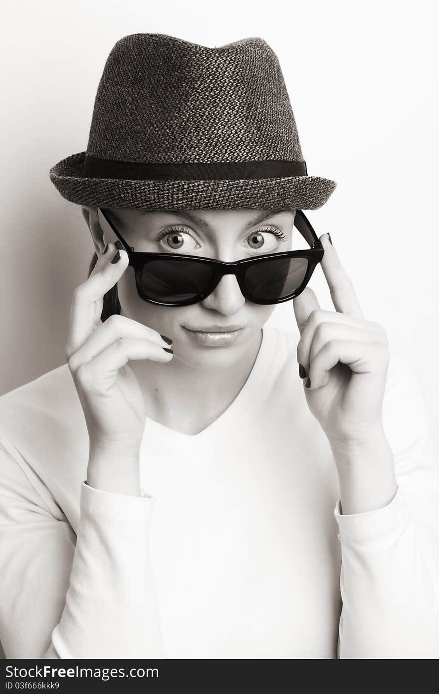 Retro photo of a girl in sunglasses and an old hat ( black and white shoot)