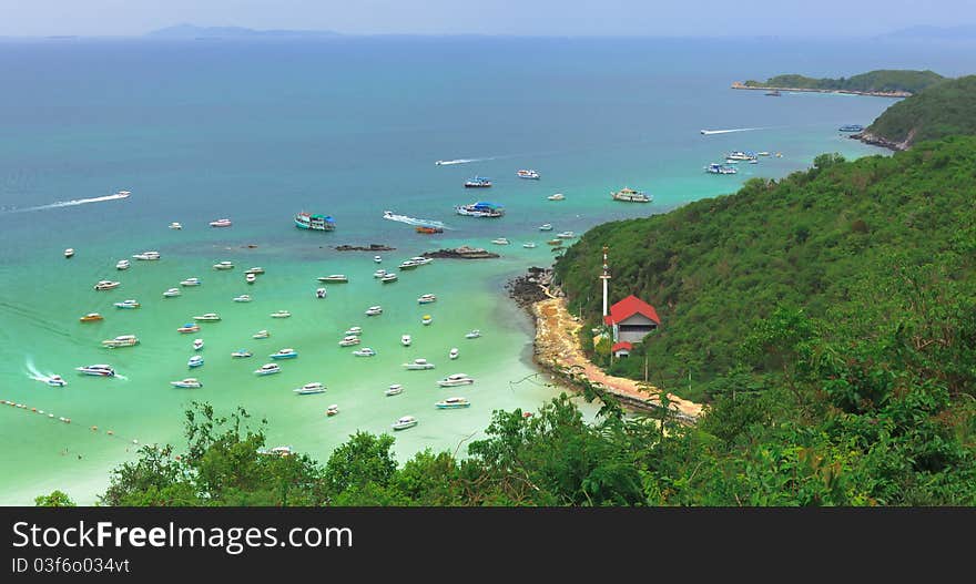 Attractions in Chonburi, Thailand called Koh Lan island is beautiful and crystal clear waters to be playing really. Attractions in Chonburi, Thailand called Koh Lan island is beautiful and crystal clear waters to be playing really.