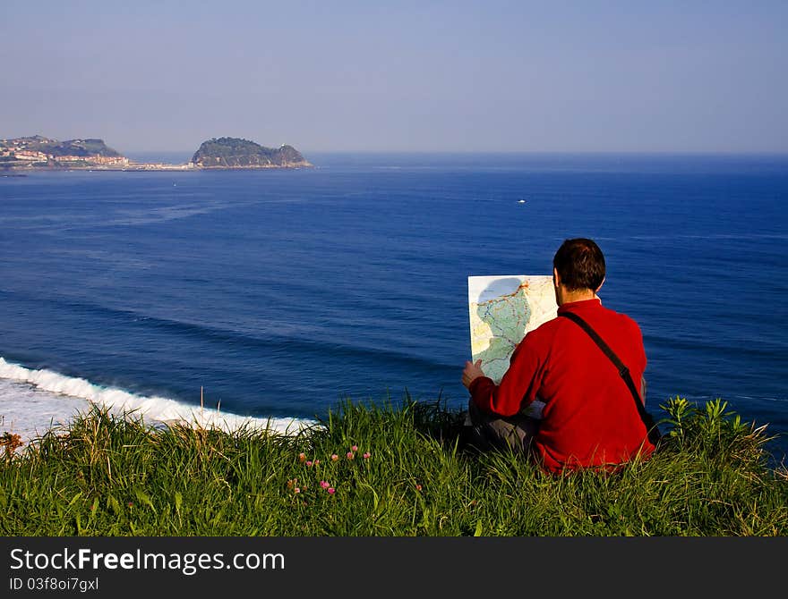 Tourist and island of San Antón (Ratón de Getaria) from Talai-Mendi, Zarautz, Gipuzkoa. Tourist and island of San Antón (Ratón de Getaria) from Talai-Mendi, Zarautz, Gipuzkoa