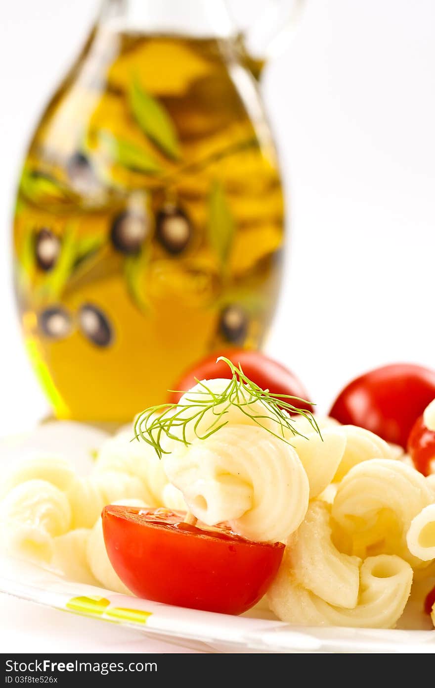 Boiled pasta with fresh tomatoes