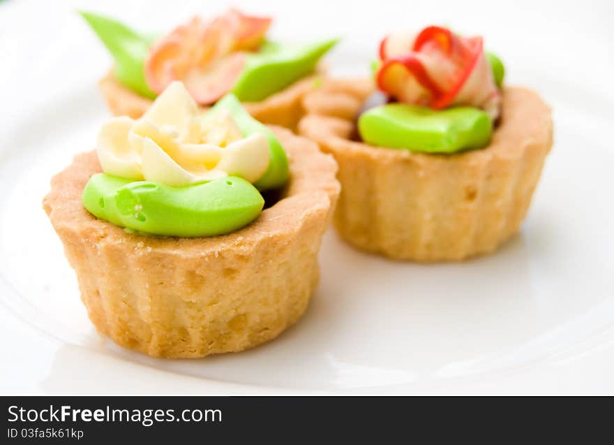 Cake-basket decoration cream on plate