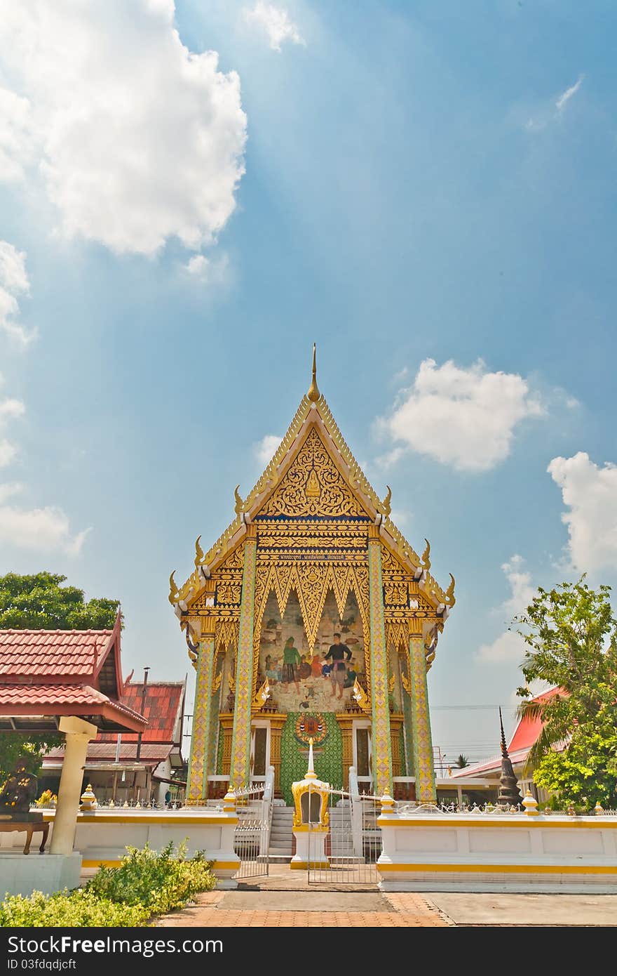 Clouds and that of the Buddhist church in the bright sky