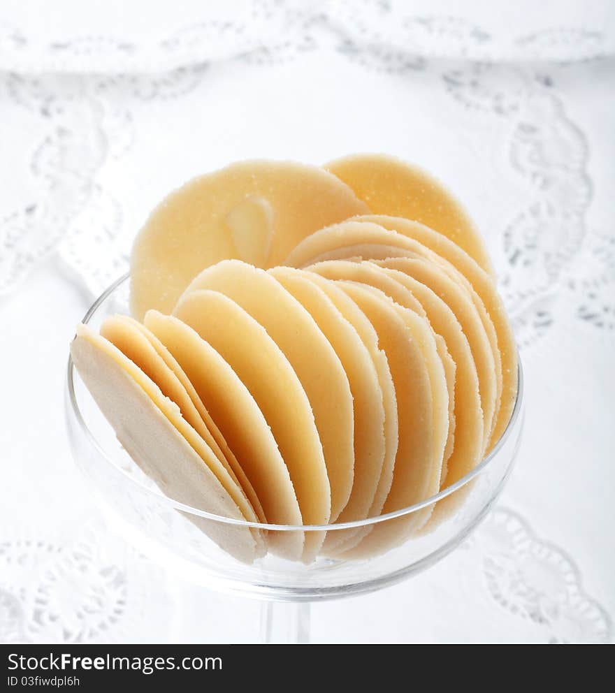 Crispy biscuit arrangement in glass