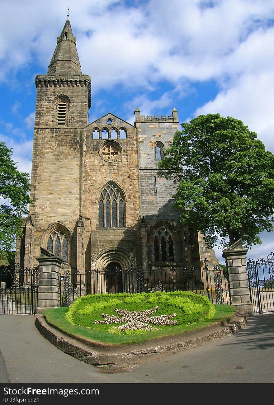 A view of Dunfermline abbey's facade. The abbey, in the Fife area (Scotland) was built from 1128 on the site of an earlier church.