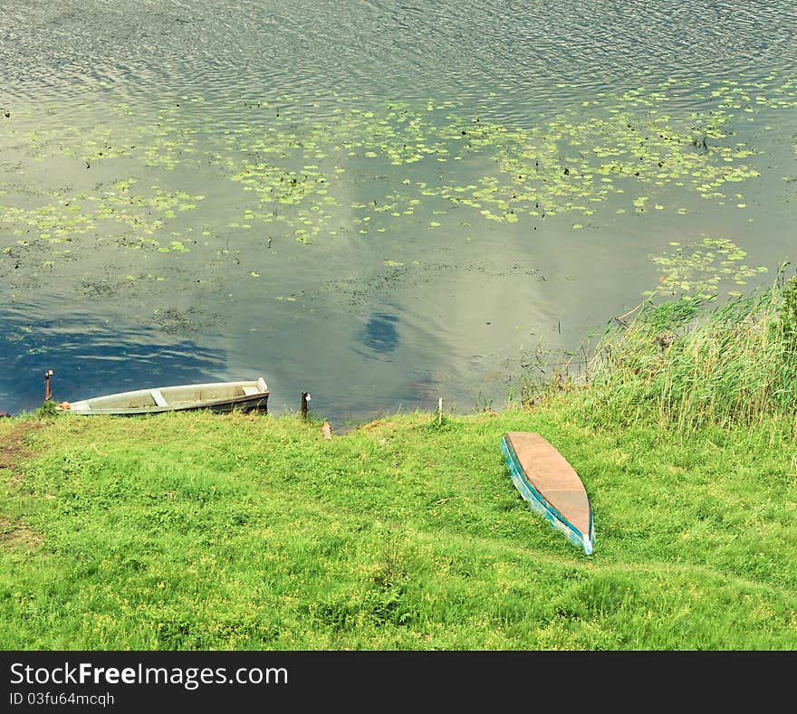 Abandoned boats at the seaside.