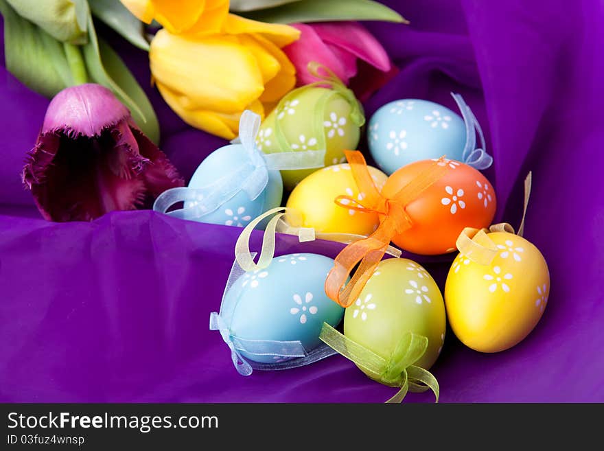 Color easter eggs with tulips