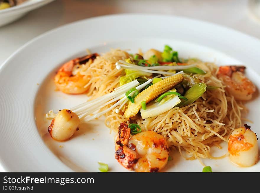 Special Oriental seafood vermicelli topped with healthy vegetable ingredients.