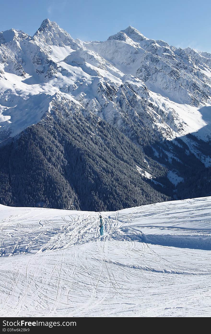 Snowboarder gooing to freeride trace