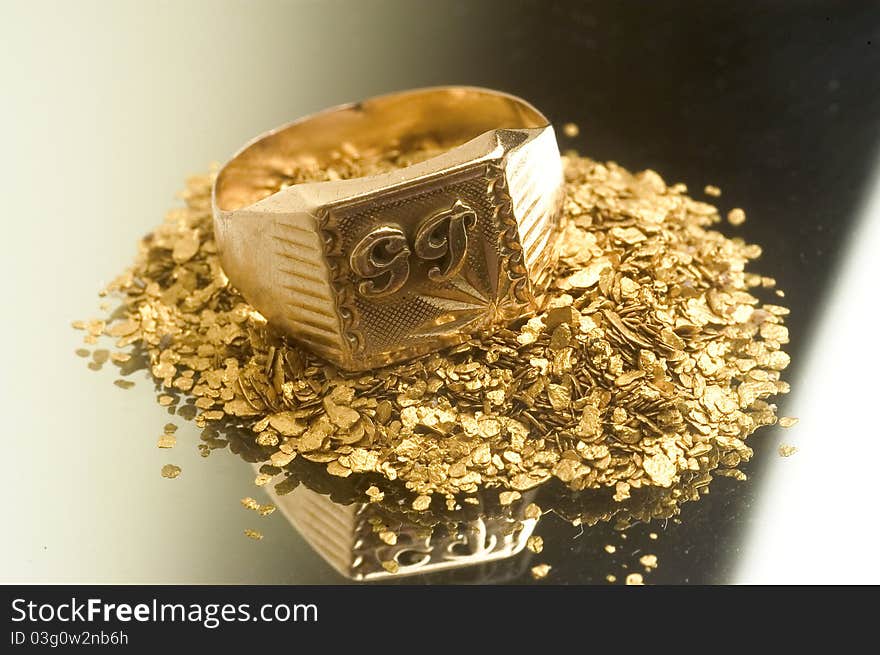 Gold recovery for recycling. Old gold jewels and spangles. Gold recovery for recycling. Old gold jewels and spangles