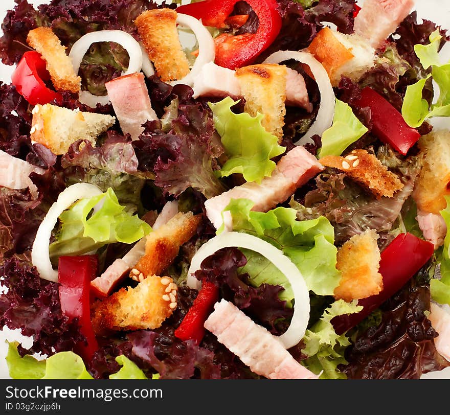 Salad of vegetables, crackers and bacon