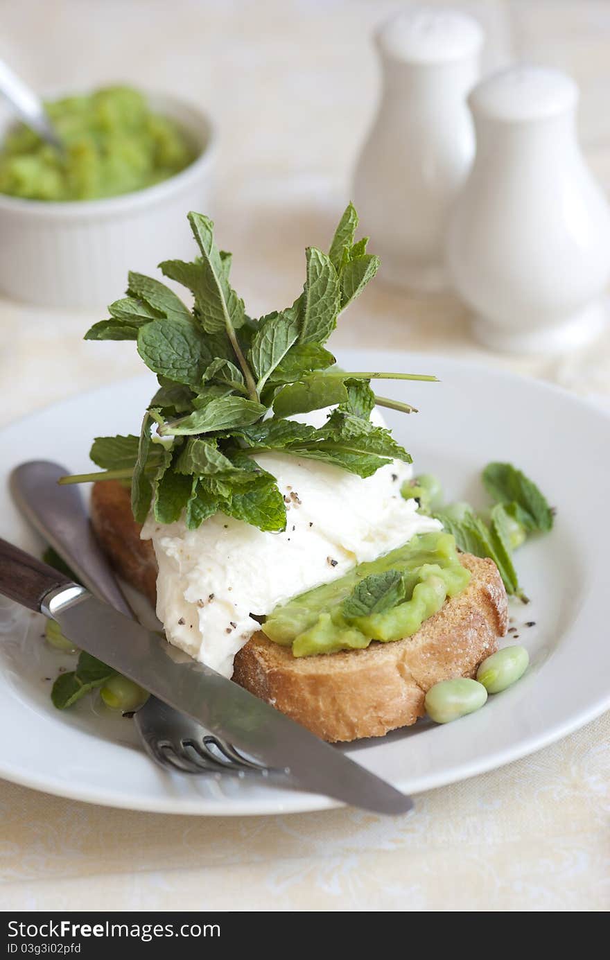 Toasted bread with buffallo mozzarella, mushy peas and broad beans