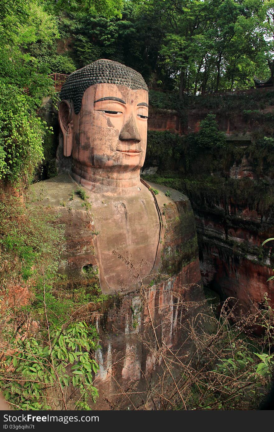 Leshan Giant Buddha is located in Leshan City, Sichuan Province, is the fine art of the Tang Dynasty statues Mo Yan is one of the world's largest stone Buddha seated. Known as: Buddha is a mountain, the mountain is a Buddha.Buddha 71 meters-high, head height 14.7 meters, the first 10 meters wide, hair 1021, 7 meters long ears, nose length 5.6 meters, 5.6 meters long eyebrows, mouth and eye length of 3.3 meters, 3 meters high neck, shoulder 24 meters, 8.3 meters long fingers, 28 meters from knee to foot, feet wide and 8.5 meters, the foot can be seated more than a hundred.