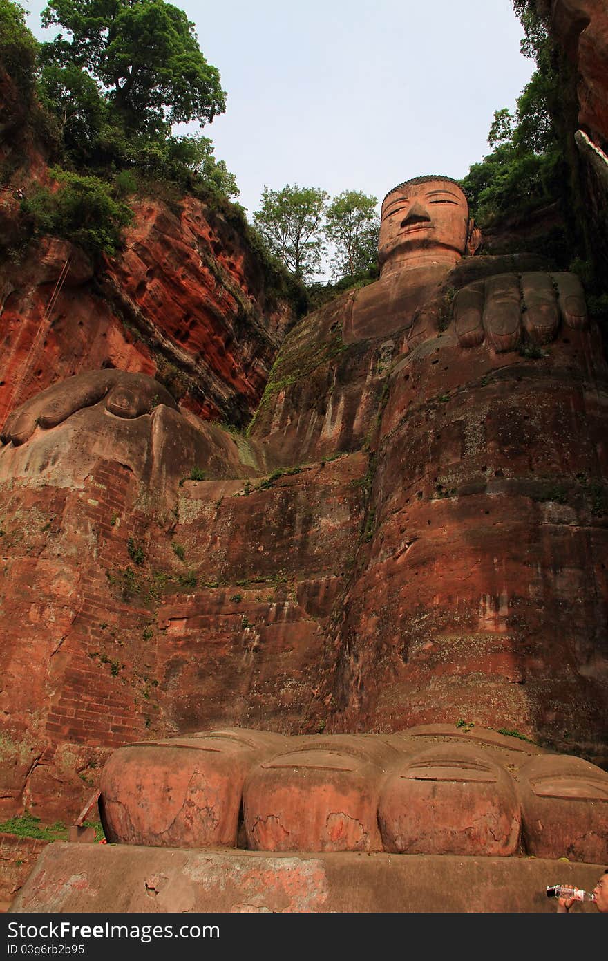 Leshan Giant Buddha is located in Leshan City, Sichuan Province, is the fine art of the Tang Dynasty statues Mo Yan is one of the world's largest stone Buddha seated. Known as: Buddha is a mountain, the mountain is a Buddha.Buddha 71 meters-high, head height 14.7 meters, the first 10 meters wide, hair 1021, 7 meters long ears, nose length 5.6 meters, 5.6 meters long eyebrows, mouth and eye length of 3.3 meters, 3 meters high neck, shoulder 24 meters, 8.3 meters long fingers, 28 meters from knee to foot, feet wide and 8.5 meters, the foot can be seated more than a hundred.