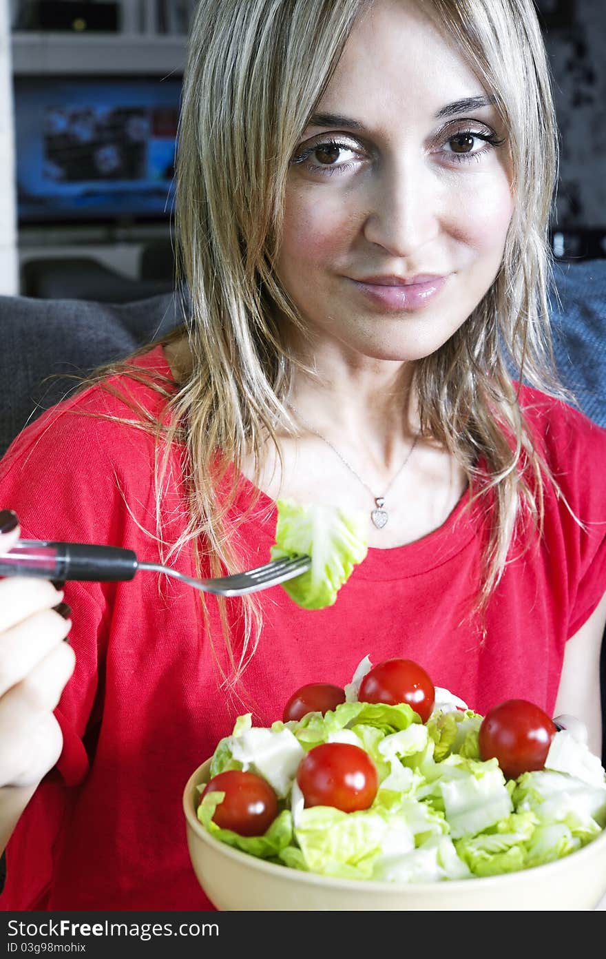 Beautiful blond woman eating a healthy meal