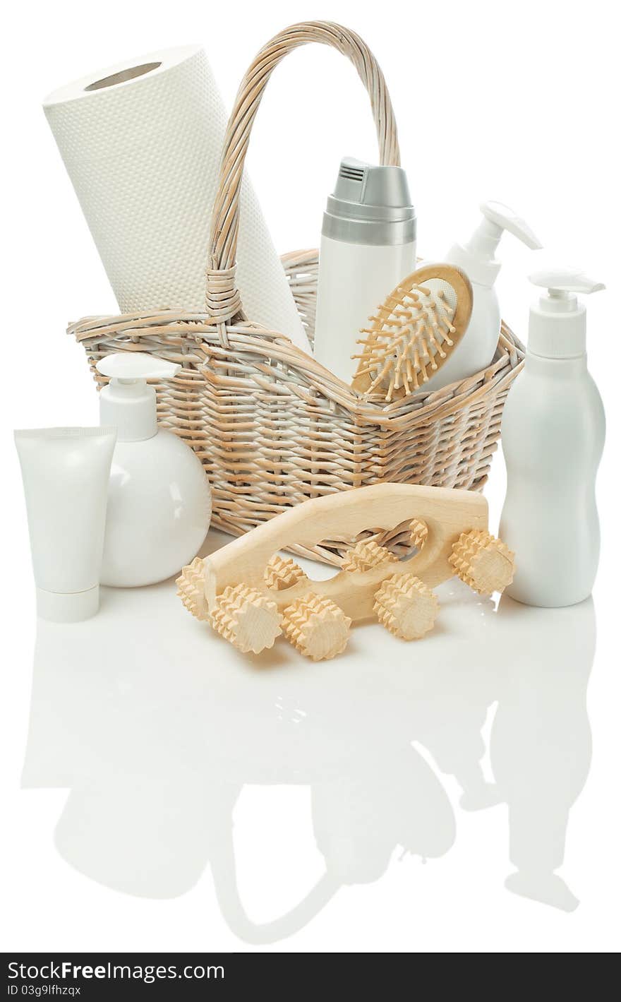 Cosmetical set in Bast basket