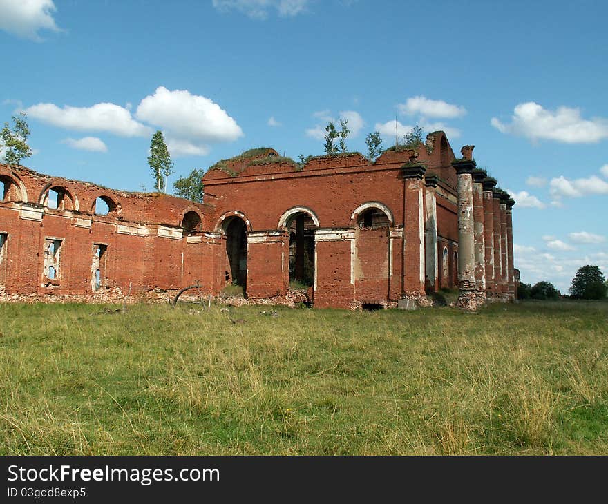 The destroyed building with grass on top. The destroyed building with grass on top