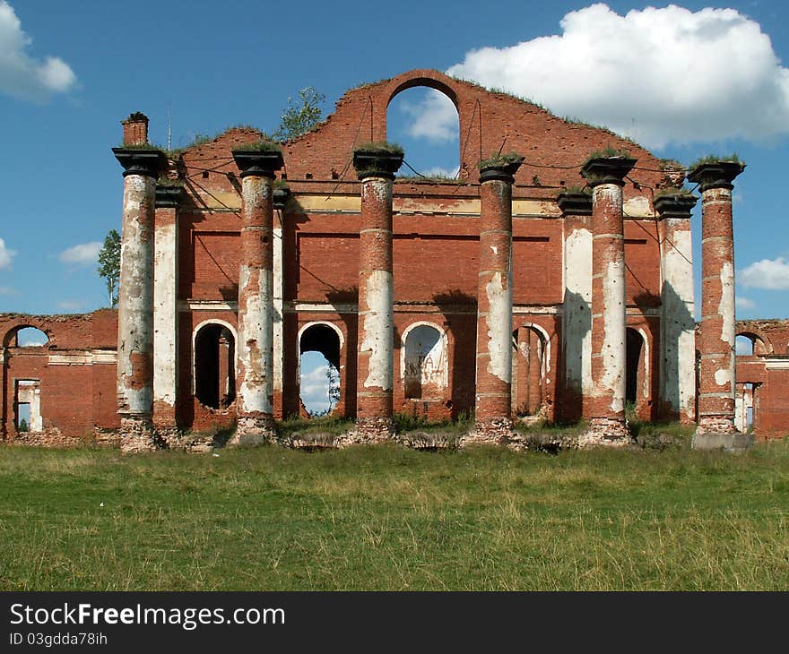 The destroyed building with grass on top. The destroyed building with grass on top