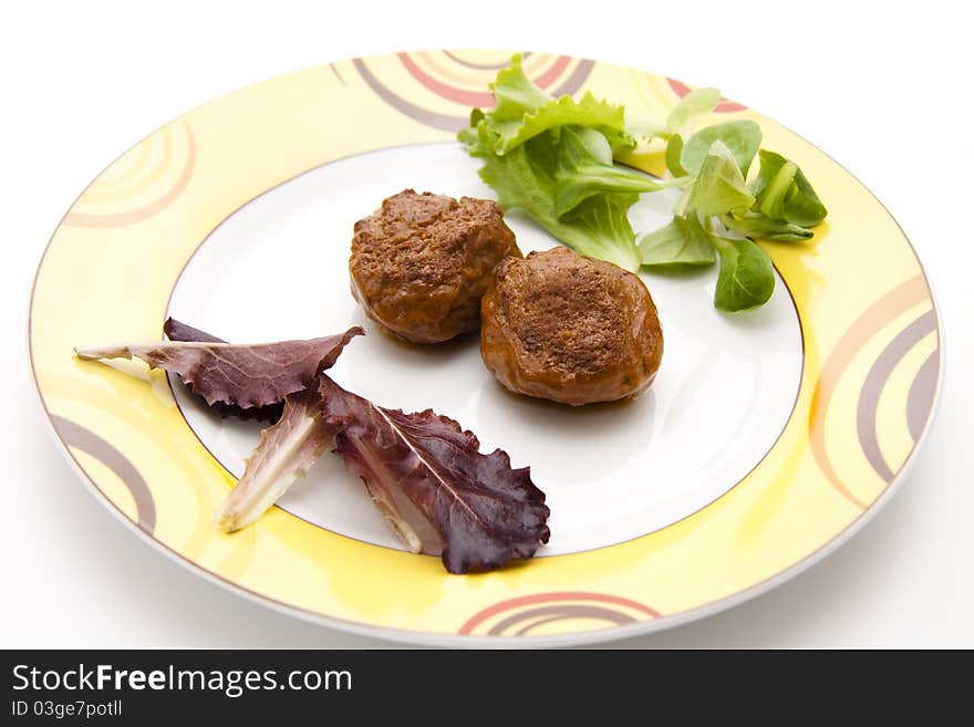 Mincemeat roasted with lettuce leaf onto plates