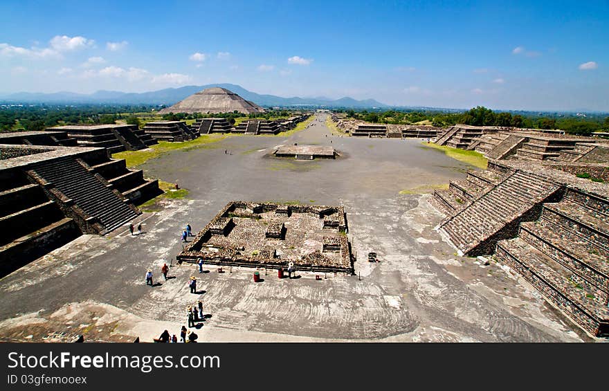 The avenue of the dead stretches out before pyramids and shops.