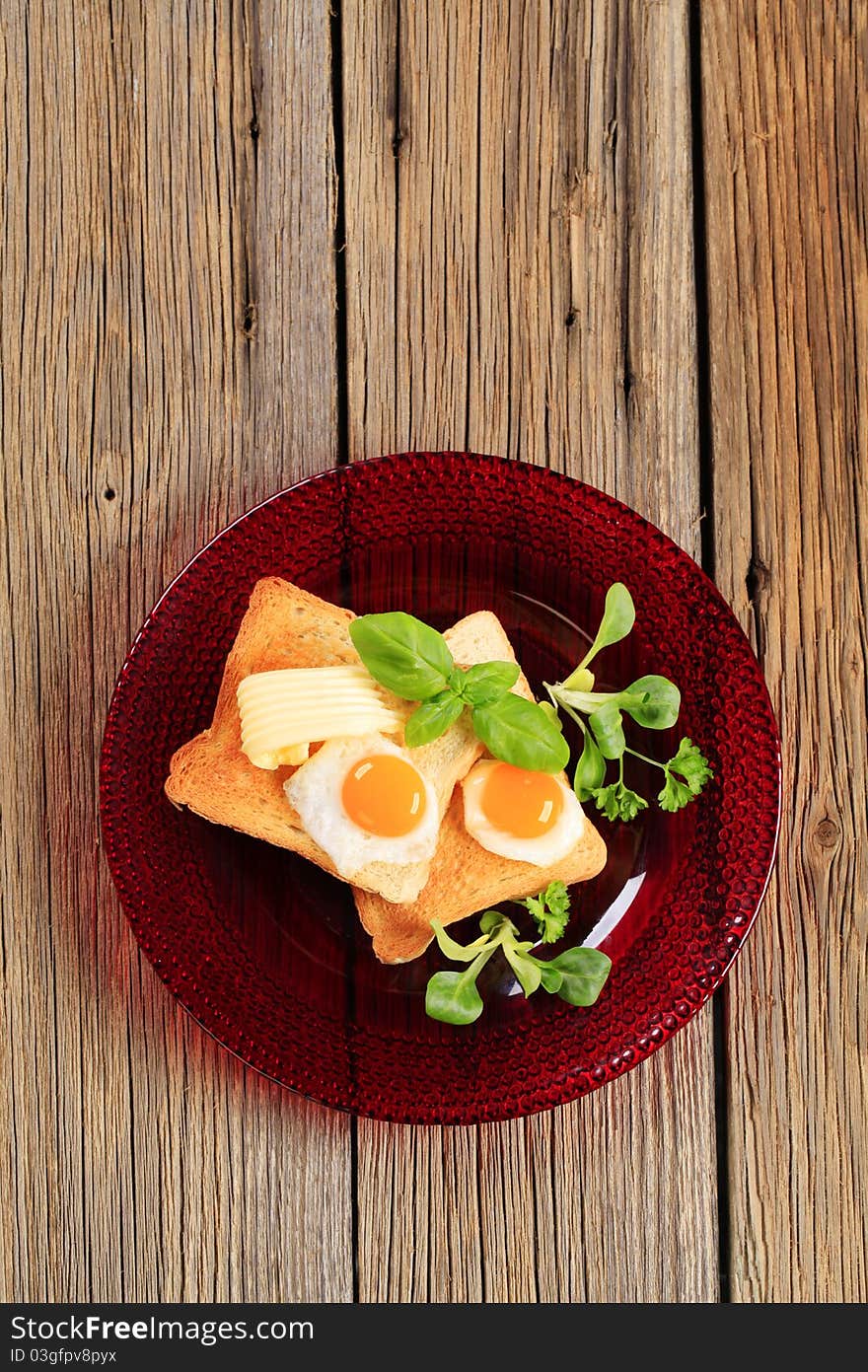 Fried eggs and toast