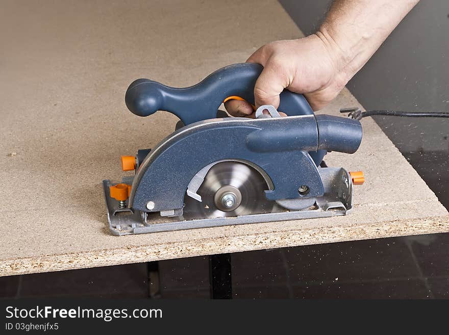 Carpenter with circular saw