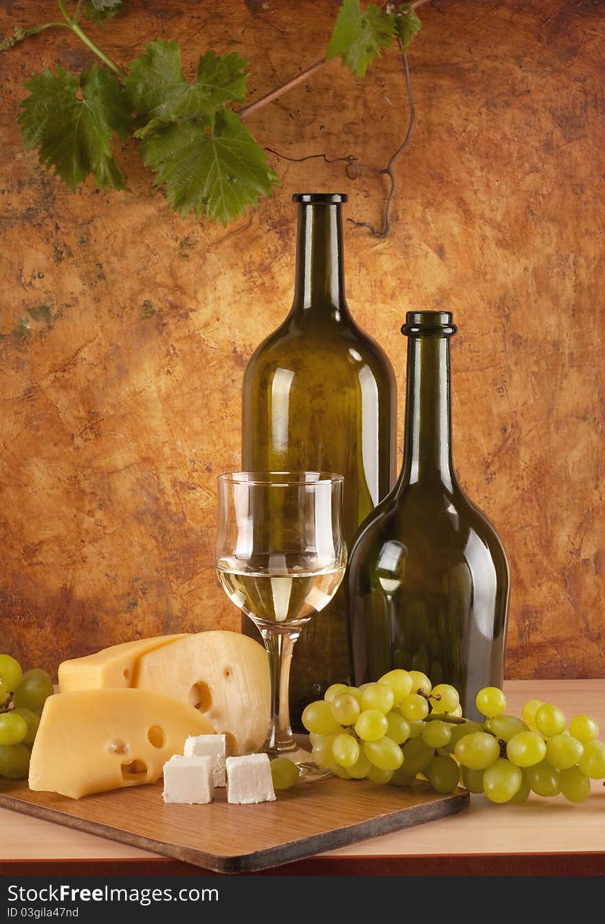 White wine with different sorts of cheese