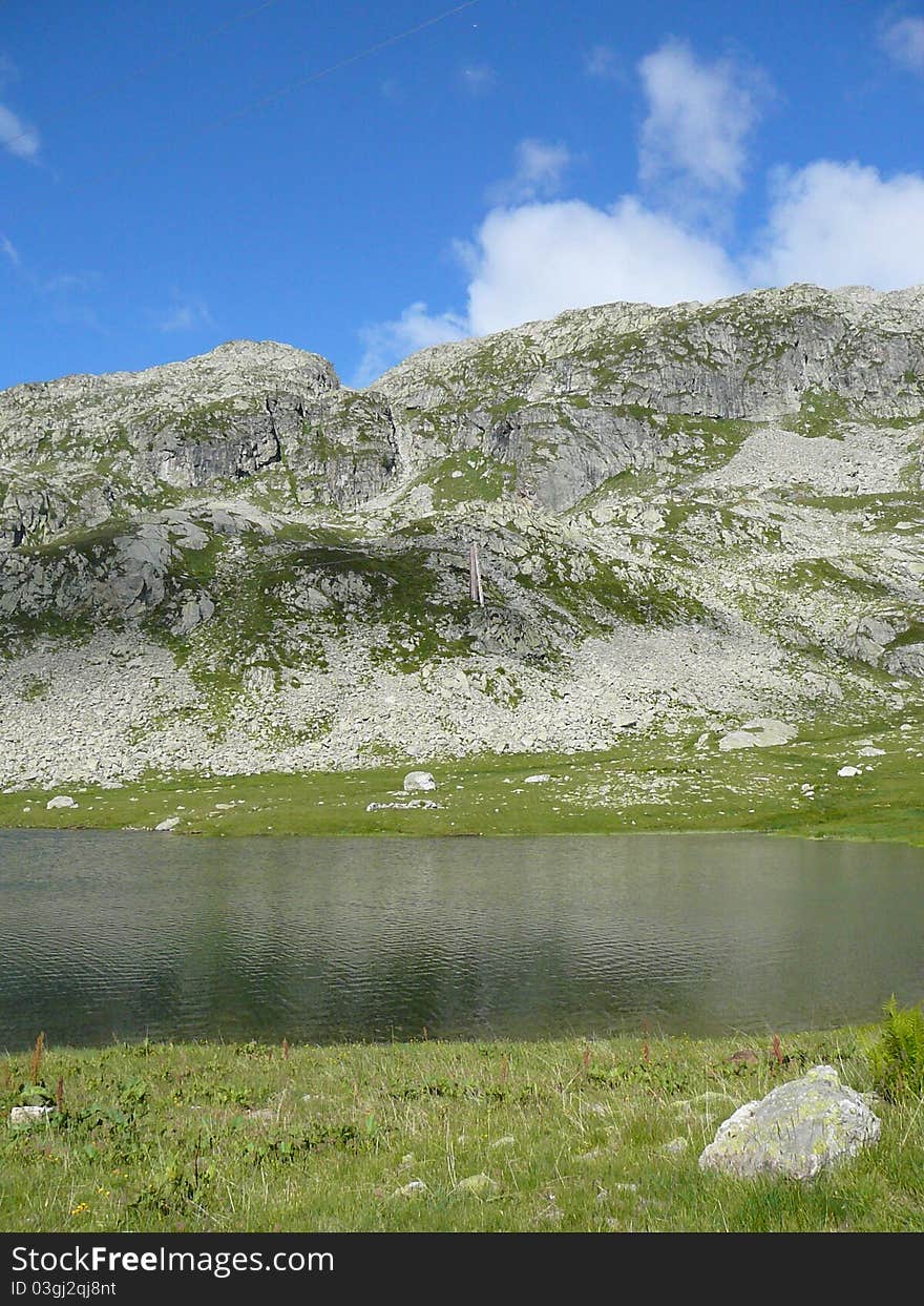 Picture of a lake in the mountains