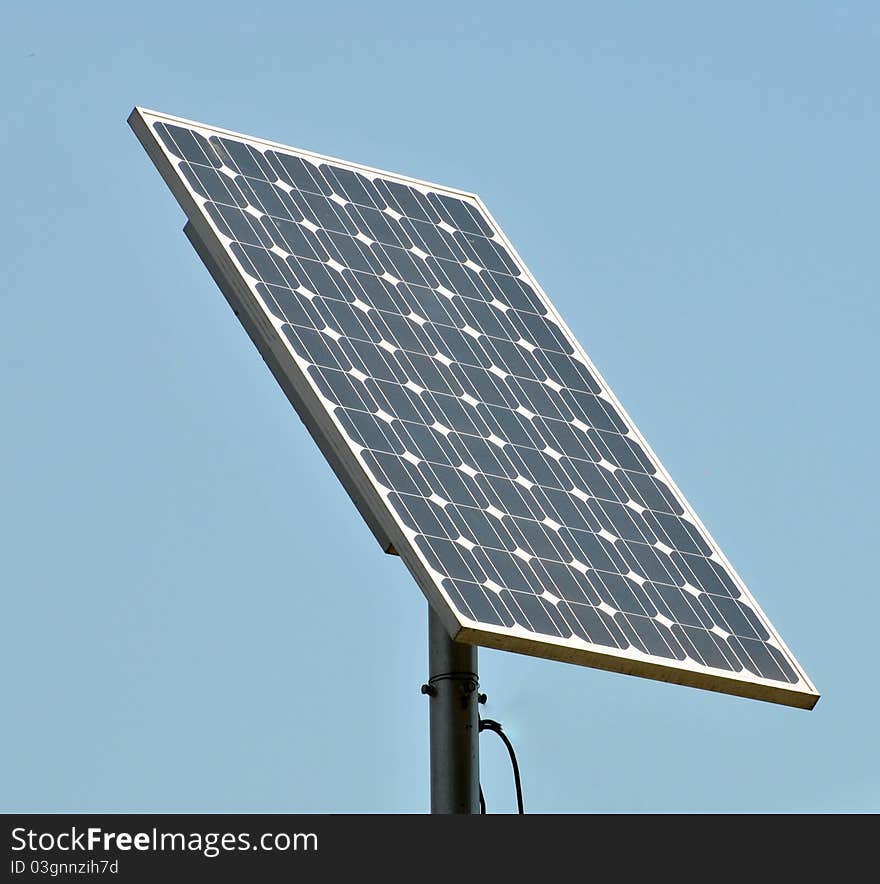 Image of a solar panel giving power to a street crossing sign