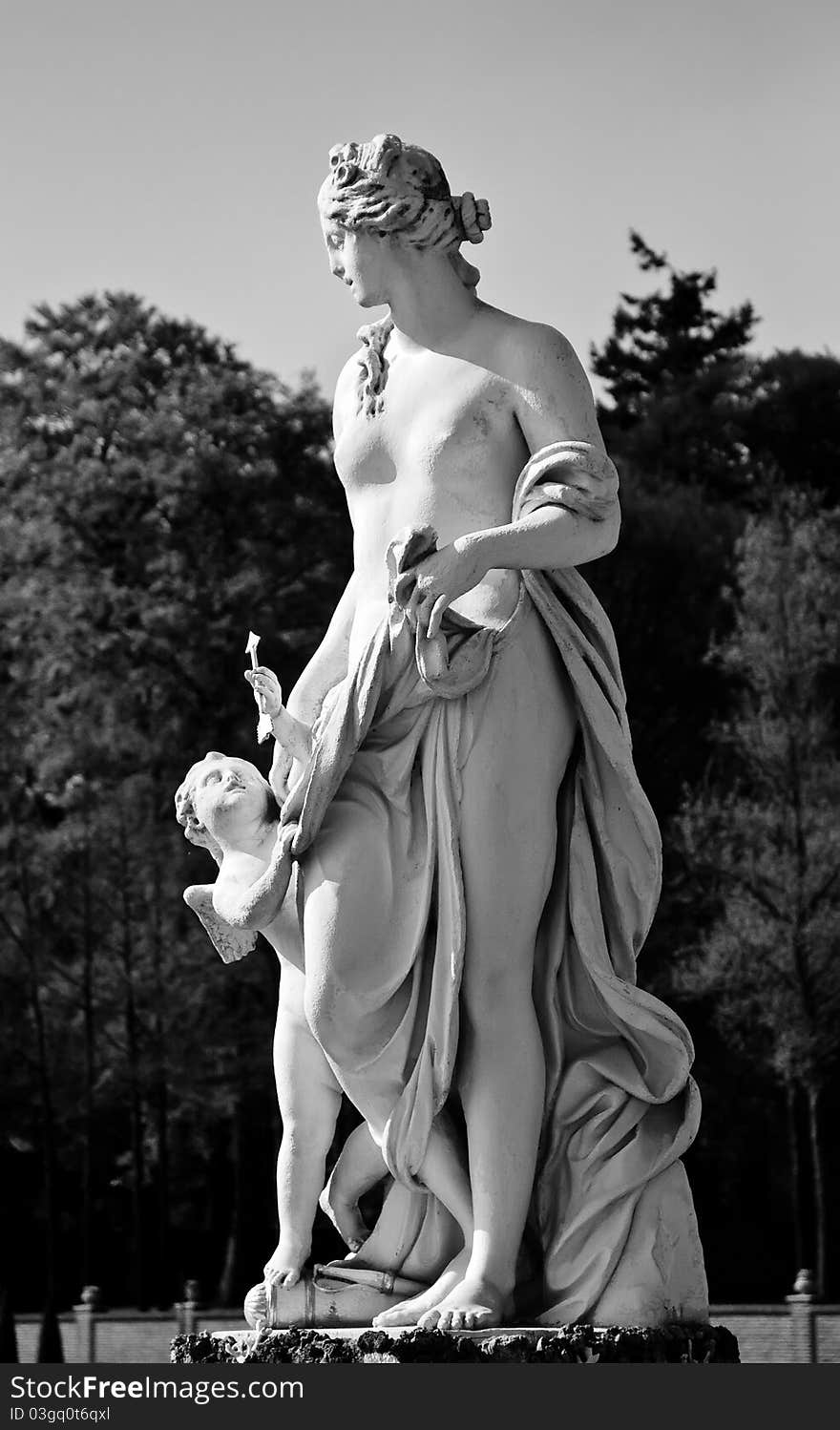 Statue in the Baroque style in the garden of the royal palace Het Loo . Apeldoorn, Netherlands . Statue in the Baroque style in the garden of the royal palace Het Loo . Apeldoorn, Netherlands .