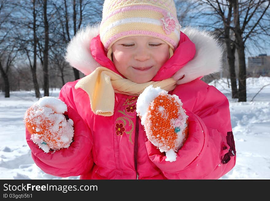 The child looks at snow