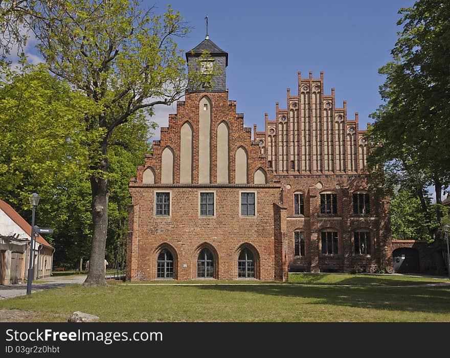 Zinna Abbey (German: Kloster Zinna) is a former Cistercian monastery, the site of which is now occupied by a village also called Kloster Zinna, today part of the town of Jueterbog in Brandenburg, Germany, about 60 km (37 mi) south of Berlin. The building known as the New Abbey is now the local museum. Zinna Abbey (German: Kloster Zinna) is a former Cistercian monastery, the site of which is now occupied by a village also called Kloster Zinna, today part of the town of Jueterbog in Brandenburg, Germany, about 60 km (37 mi) south of Berlin. The building known as the New Abbey is now the local museum.