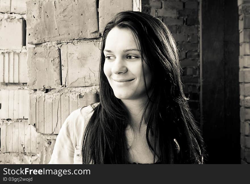 Retro portrait of beautiful young woman in black and white