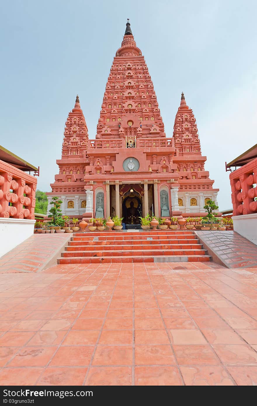 Pagoda In Wat Pasiriwattanavisut, Nakhon Sawan Pro