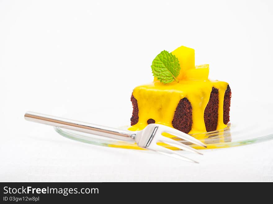 Small cakes with vanilla sauce and mango