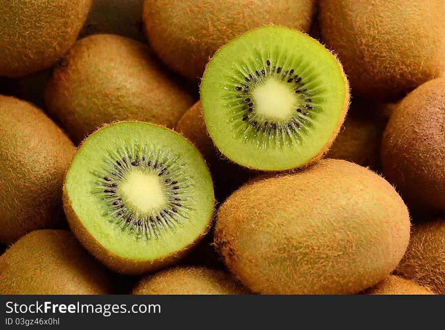 Kiwi and two Kiwi Share