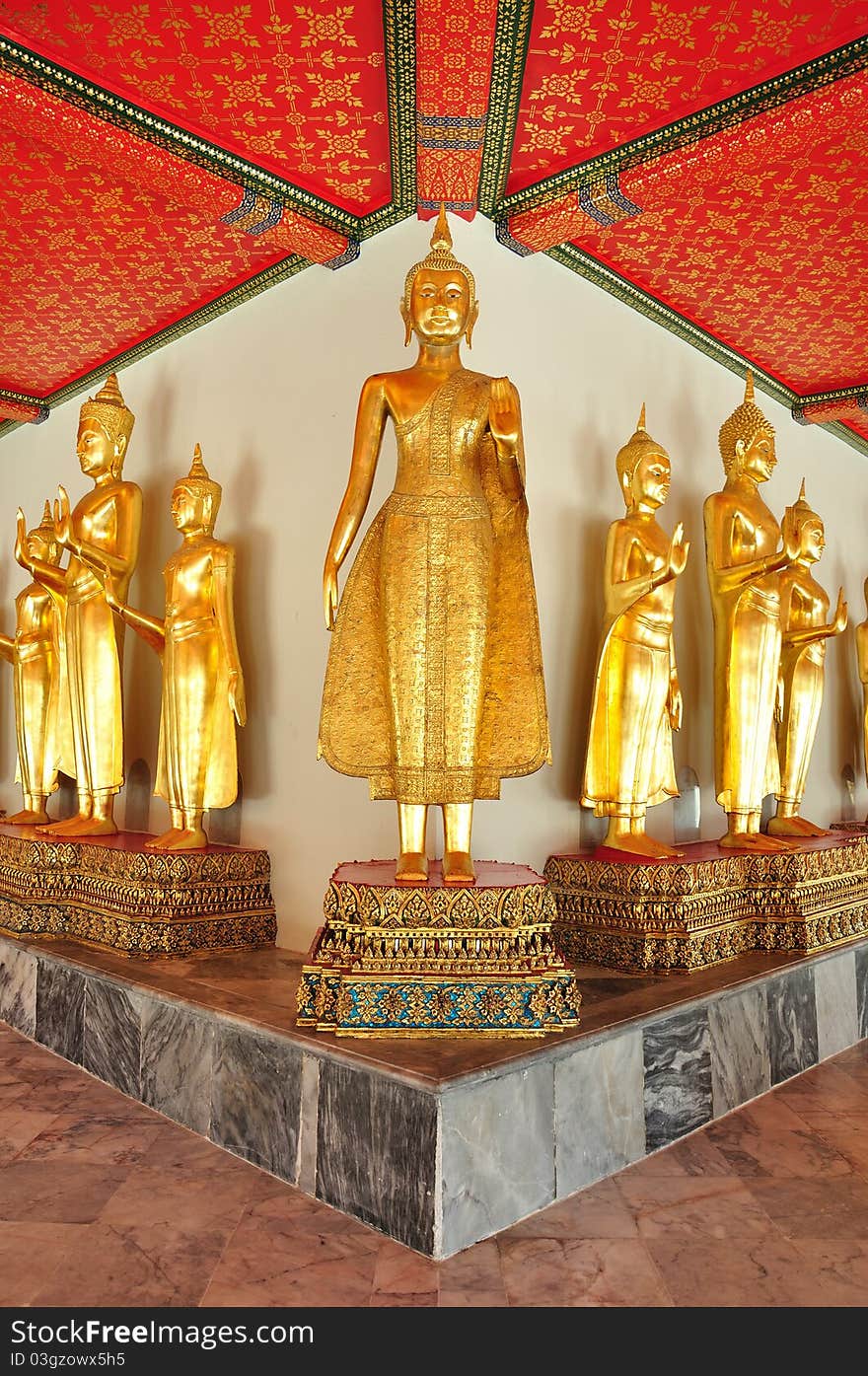 Golden Buddha image in wat pho