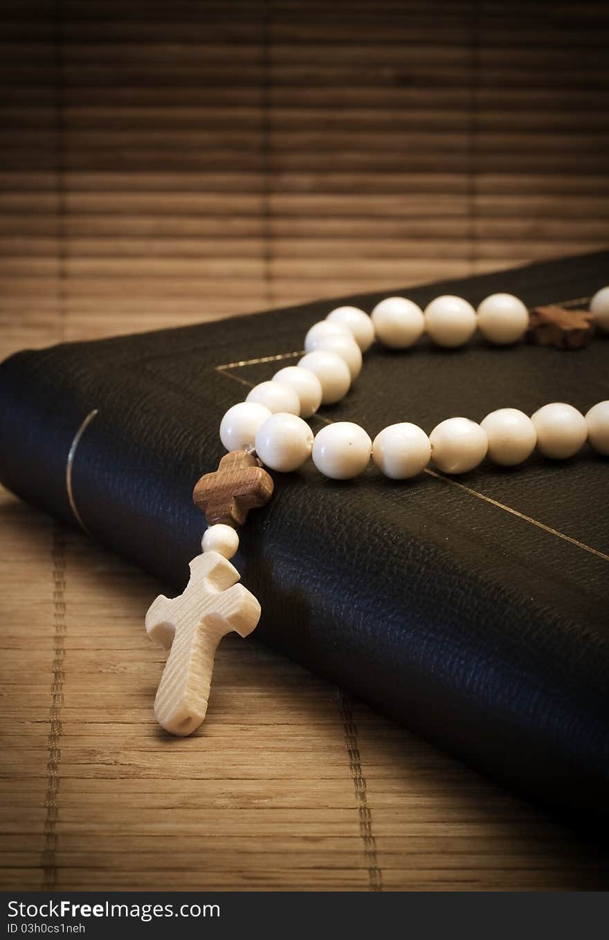 Photo holy bible and cross on a wooden brown background