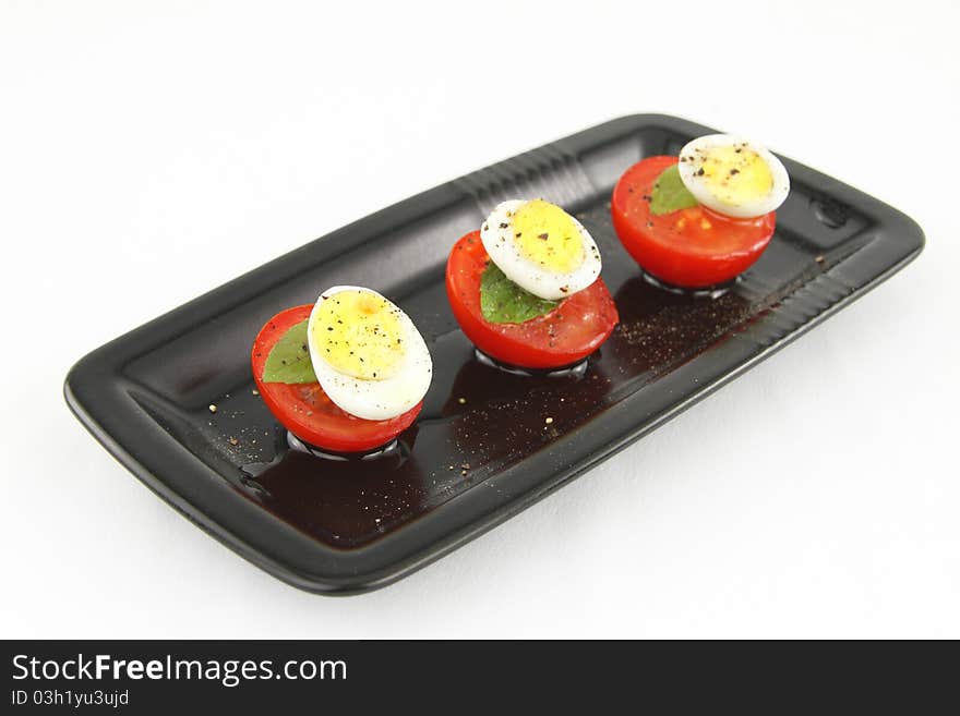 Quail eggs and tomatoes