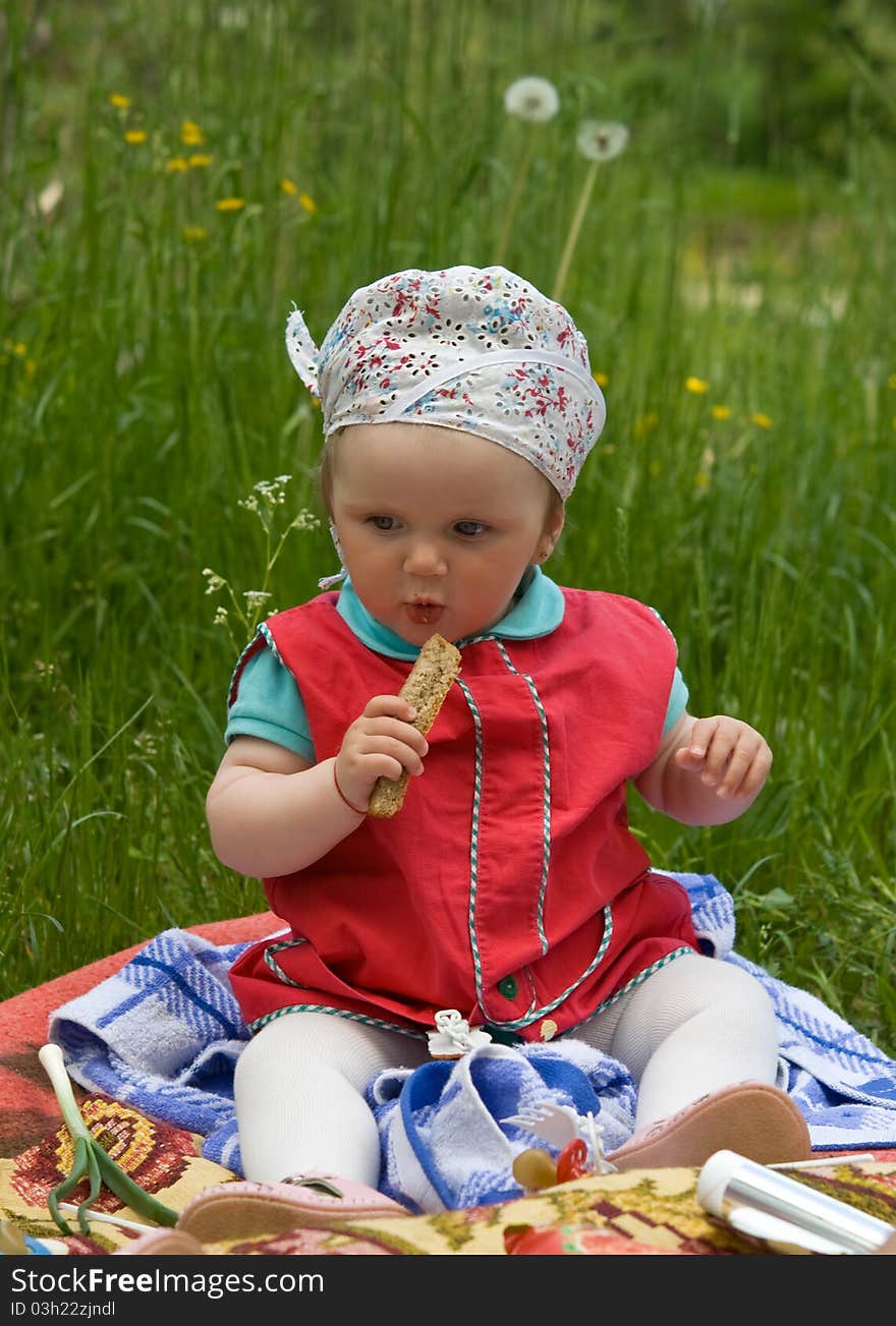 A little girl feels the first taste of dushistogo bread