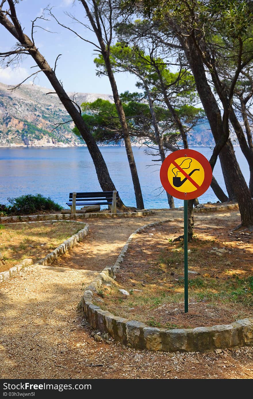 Sign No smoking in park