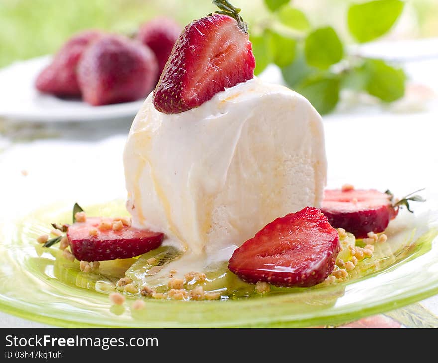 Vanilla ice cream with fresh strawberry