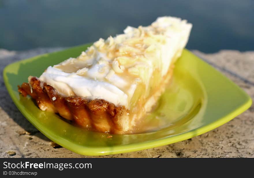 Tart with bananas and cream