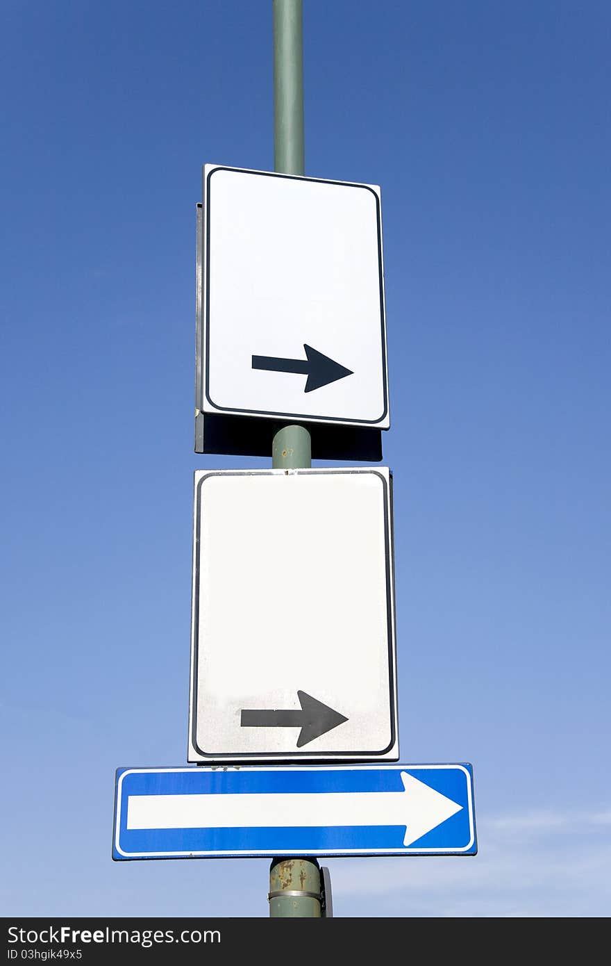 Blank turn right road sign against the sky