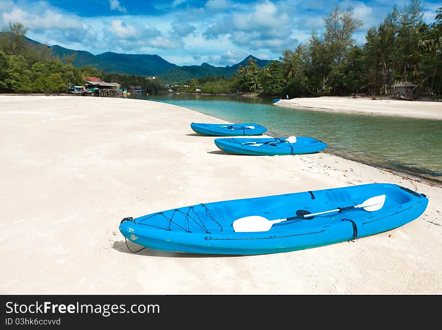 Three canoes ashore during outflow