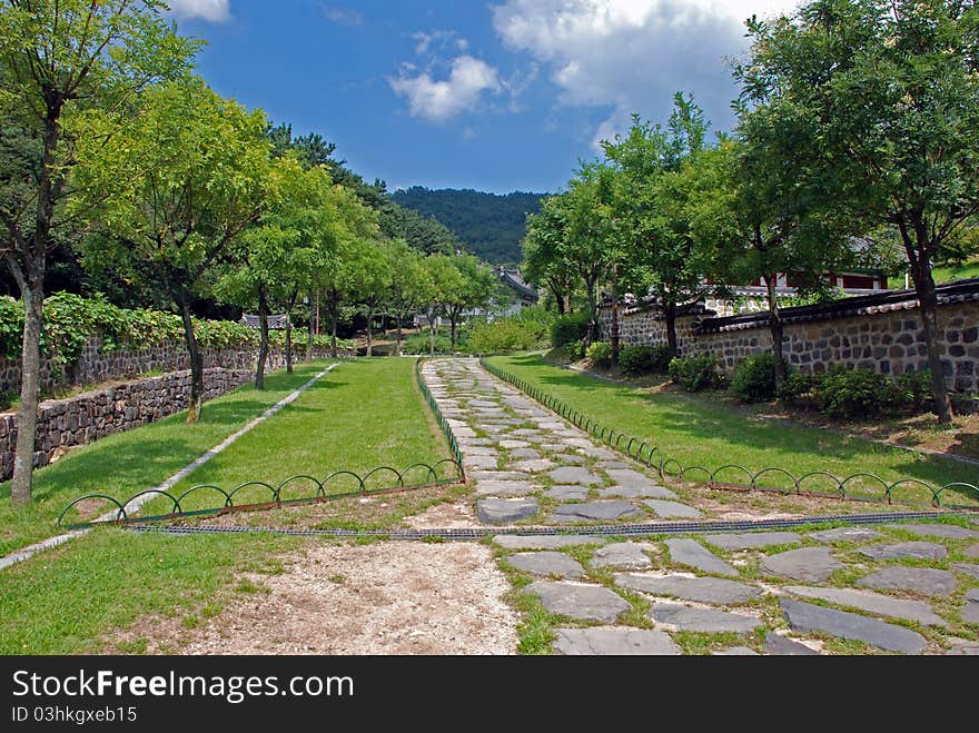 Also showing traditional korean walls at the sides. Also showing traditional korean walls at the sides.