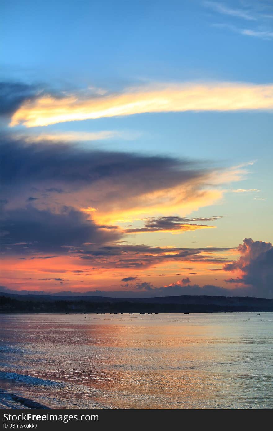 Photo of sunrise on sea, Vietnam