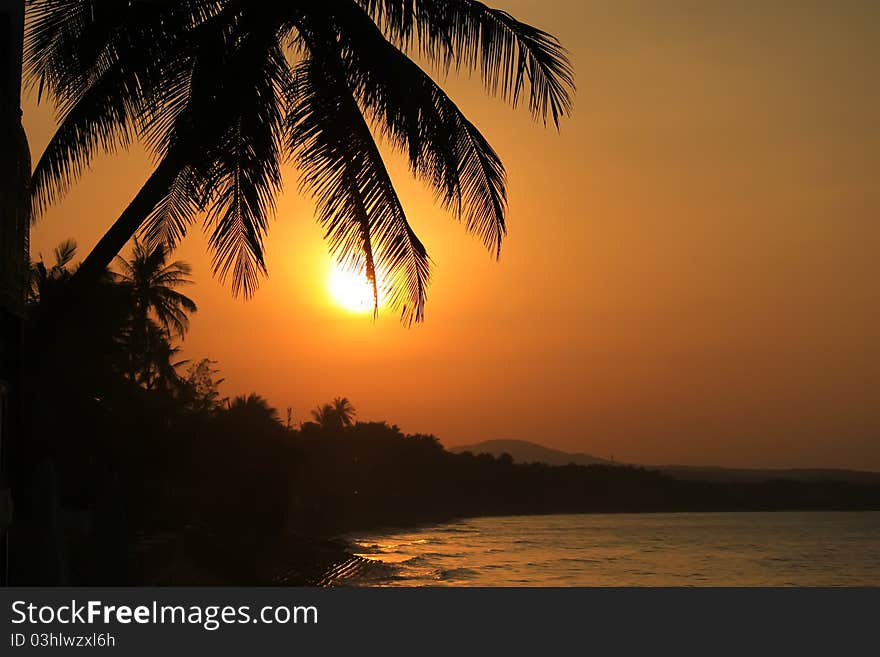 Photo of sunrise on sea, Vietnam